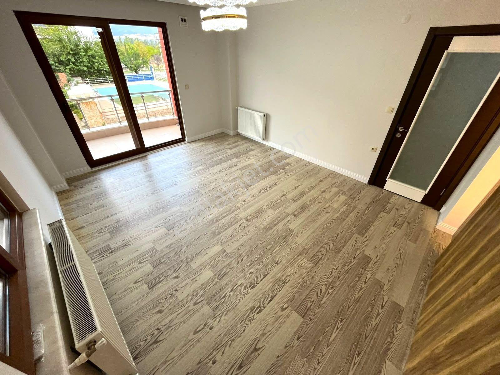 Gümüş'den Akçay'da Ön Cephe Arakat Şık Tasarımlı Kombili 2+1 Daire! — fotoğraf 13