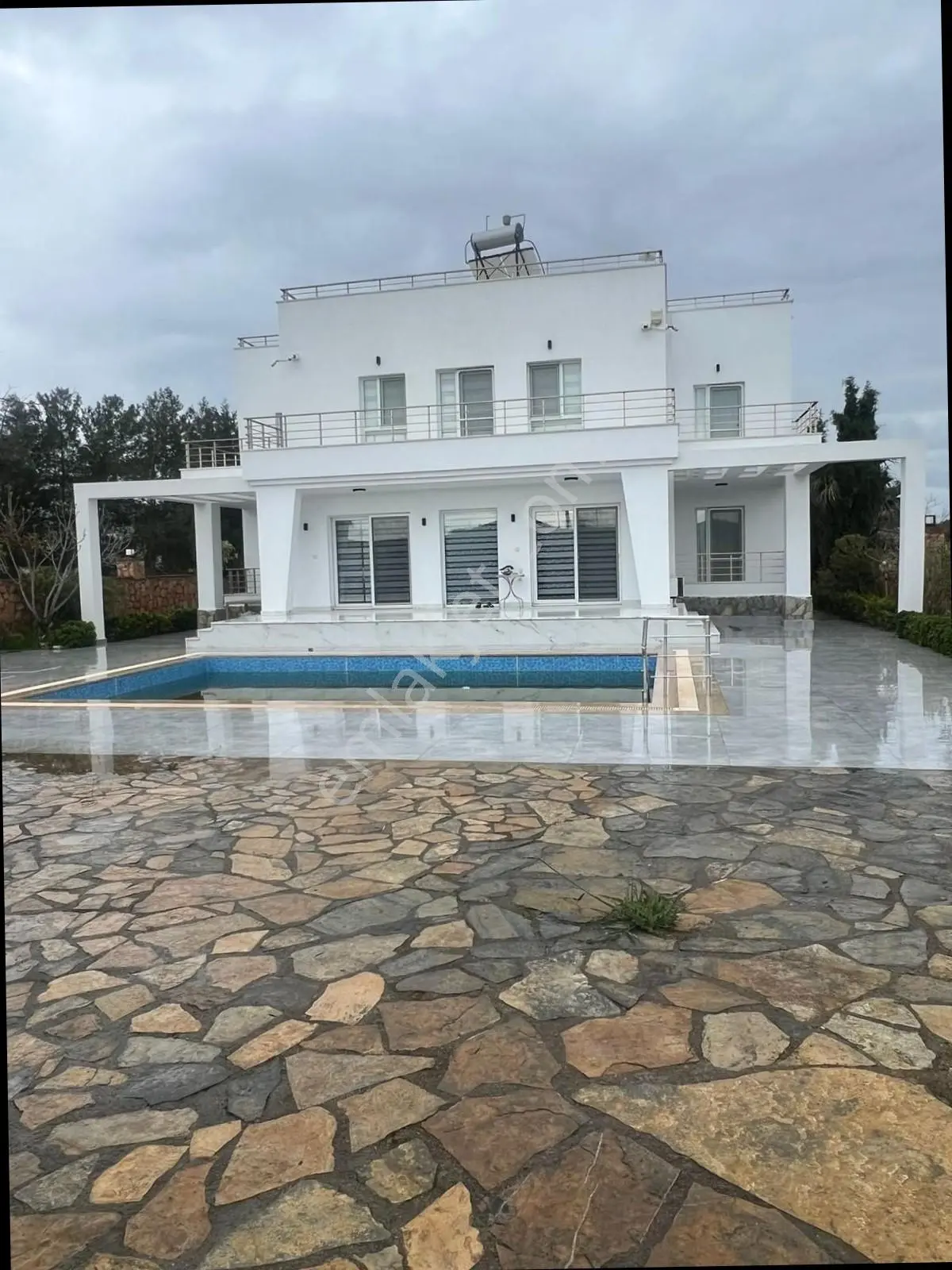 Didim Efeler Mahallesi'nde Havuzlu 4+1 Satılık Villa