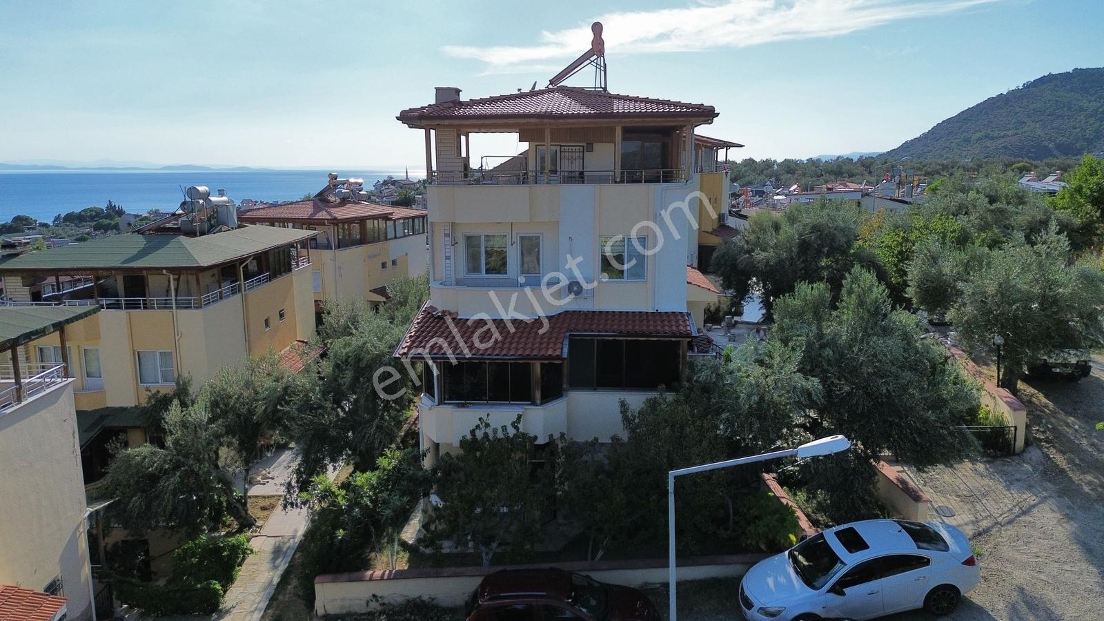 Edremit Avcılarda Site İçerisinde 4+2 Satılık Villa