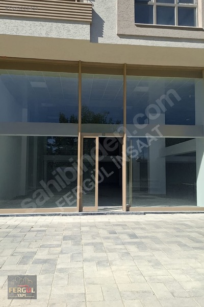 Yüksek Vitrin Değerine Sahip Kiralık İşyeri — fotoğraf 3