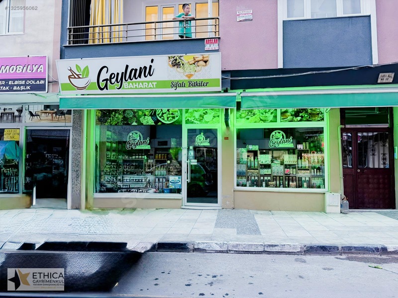 Tevfikiye Caddesinde Geniş Cepheli Satılık Dükkan