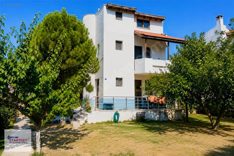 Çeşmealtında Denize Sıfır Konumda Site İçerisinde Satılık Villa — fotoğraf 2