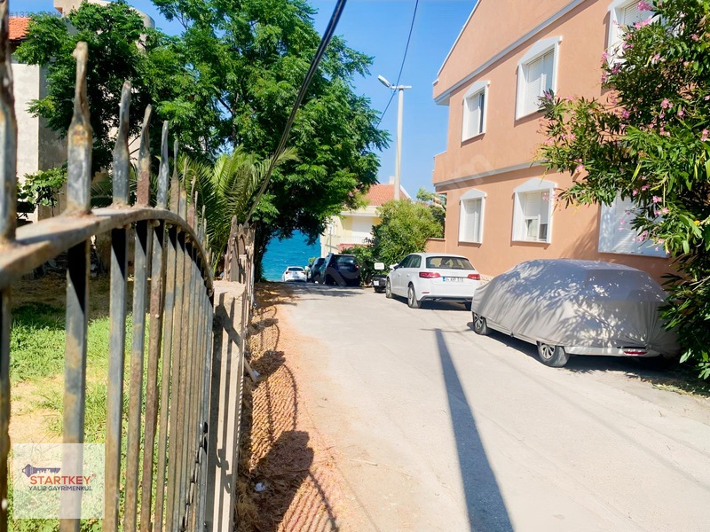 Çeşmealtında Denize Sıfır Konumda Site İçerisinde Satılık Villa — fotoğraf 3