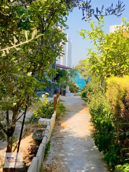 Çeşmealtında Denize Sıfır Konumda Site İçerisinde Satılık Villa — fotoğraf 4