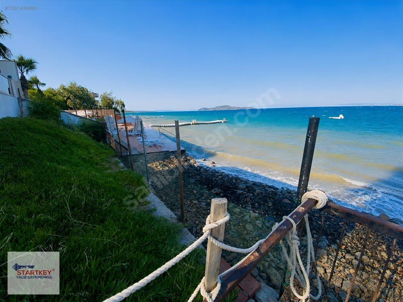 Çeşmealtında Denize Sıfır Konumda Site İçerisinde Satılık Villa — fotoğraf 5