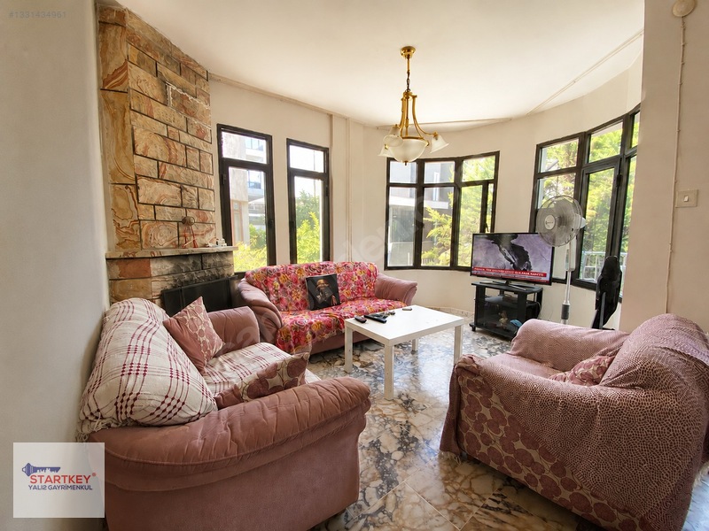Çeşmealtında Denize Sıfır Konumda Site İçerisinde Satılık Villa — fotoğraf 6