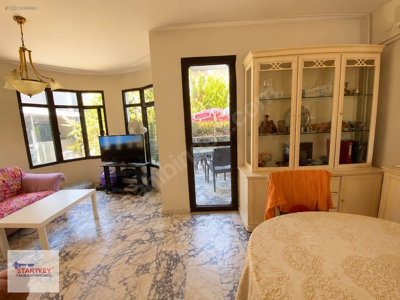 Çeşmealtında Denize Sıfır Konumda Site İçerisinde Satılık Villa — fotoğraf 7
