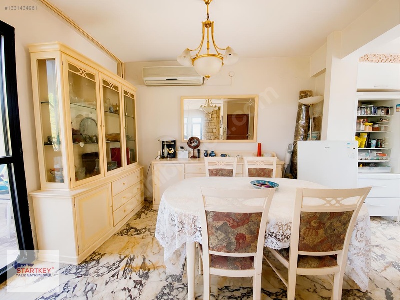 Çeşmealtında Denize Sıfır Konumda Site İçerisinde Satılık Villa — fotoğraf 9