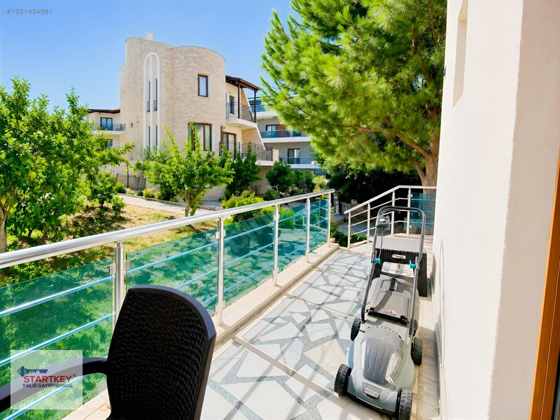 Çeşmealtında Denize Sıfır Konumda Site İçerisinde Satılık Villa — fotoğraf 15