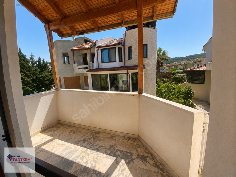 Çeşmealtında Denize Sıfır Konumda Site İçerisinde Satılık Villa — fotoğraf 24
