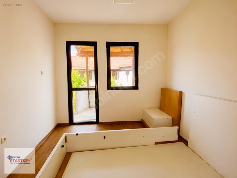 Çeşmealtında Denize Sıfır Konumda Site İçerisinde Satılık Villa — fotoğraf 27