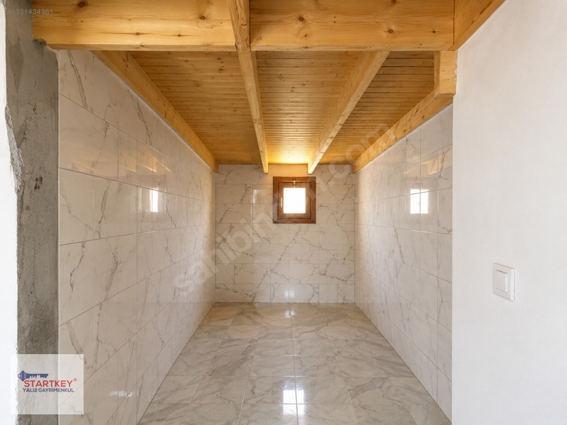 Çeşmealtında Denize Sıfır Konumda Site İçerisinde Satılık Villa — fotoğraf 30