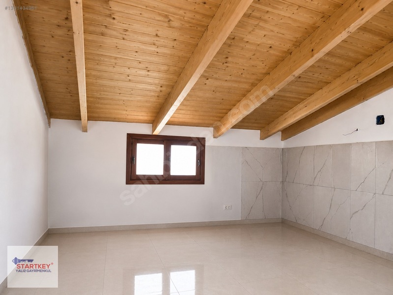 Çeşmealtında Denize Sıfır Konumda Site İçerisinde Satılık Villa — fotoğraf 31