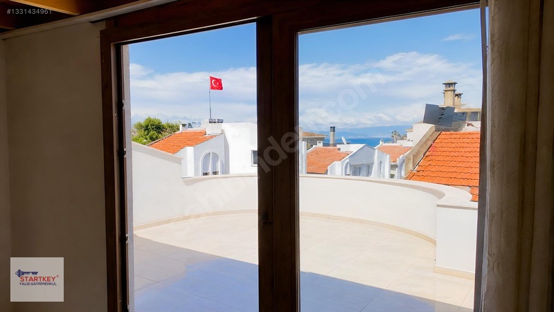 Çeşmealtında Denize Sıfır Konumda Site İçerisinde Satılık Villa — fotoğraf 32