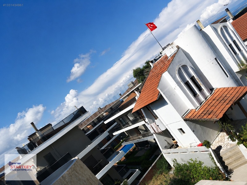 Çeşmealtında Denize Sıfır Konumda Site İçerisinde Satılık Villa — fotoğraf 34