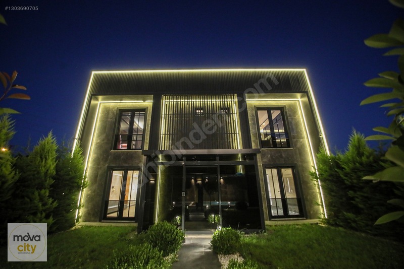 Binevlerde 3 Katlı Havuzlu Full Yapılı Emsalsiz Lüx Villa