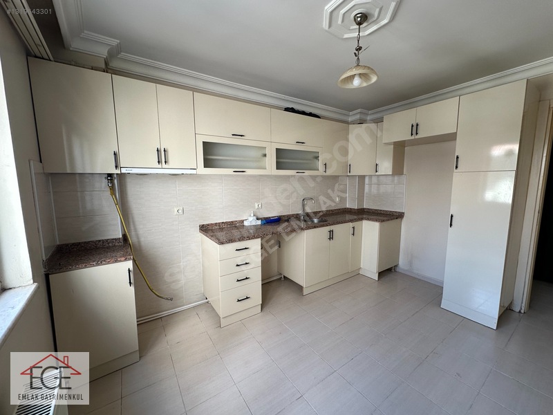 Ege Emlak'tan Çarşı İçerisinde Arakat Kiralık 2+1 Daire
