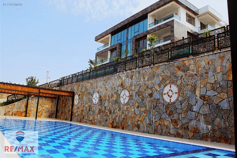 Re/Maxtan Altınay Saklıbahçe Villalarında Satılık Tripleks Villa