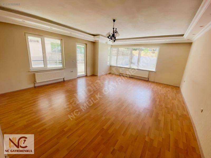 Nc'den Ş.c.karacada Sokullu Cd Üstü Masrafsız 3+1 1.katta 150 M2 — fotoğraf 3
