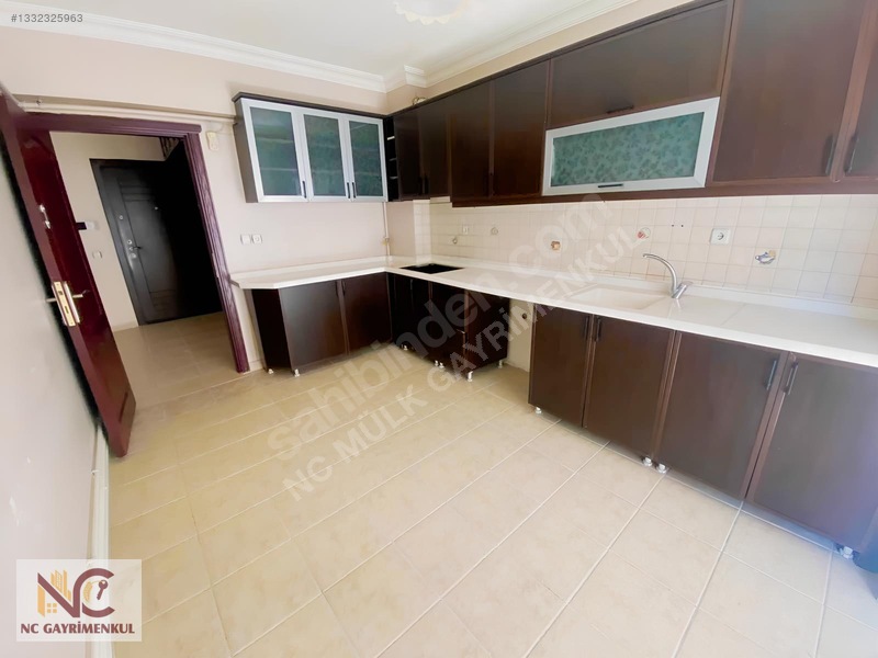 Nc'den Ş.c.karacada Sokullu Cd Üstü Masrafsız 3+1 1.katta 150 M2 — fotoğraf 4
