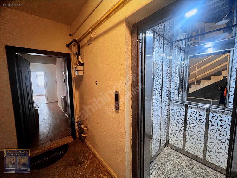 Uğur Mumcu Meydanında 2+1 D.gazlı Asansörlü Satılık Daire — fotoğraf 3