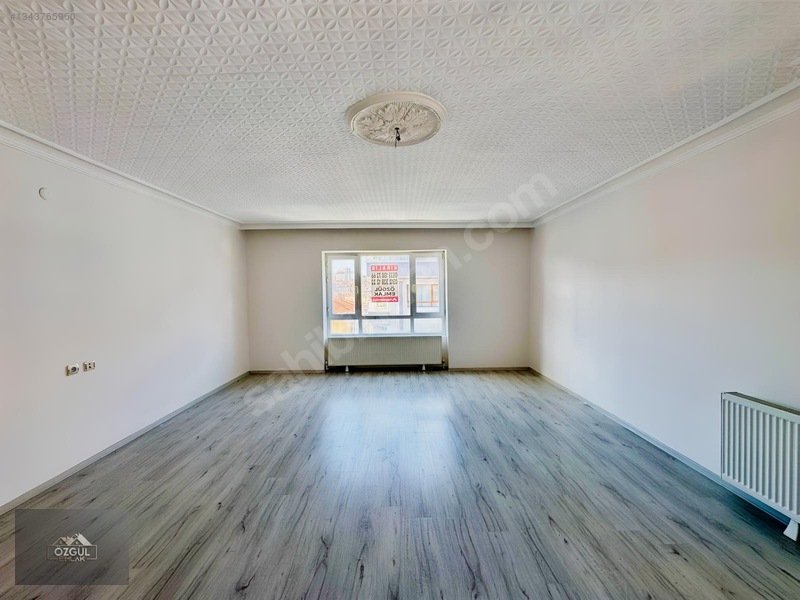 Özgül Emlak'tan Merkezde Ön Cephe Masrafsız Katta 3+1 Kiralık — fotoğraf 2