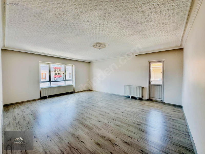 Özgül Emlak'tan Merkezde Ön Cephe Masrafsız Katta 3+1 Kiralık — fotoğraf 3