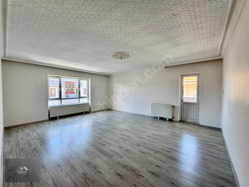 Özgül Emlak'tan Merkezde Ön Cephe Masrafsız Katta 3+1 Kiralık — fotoğraf 4