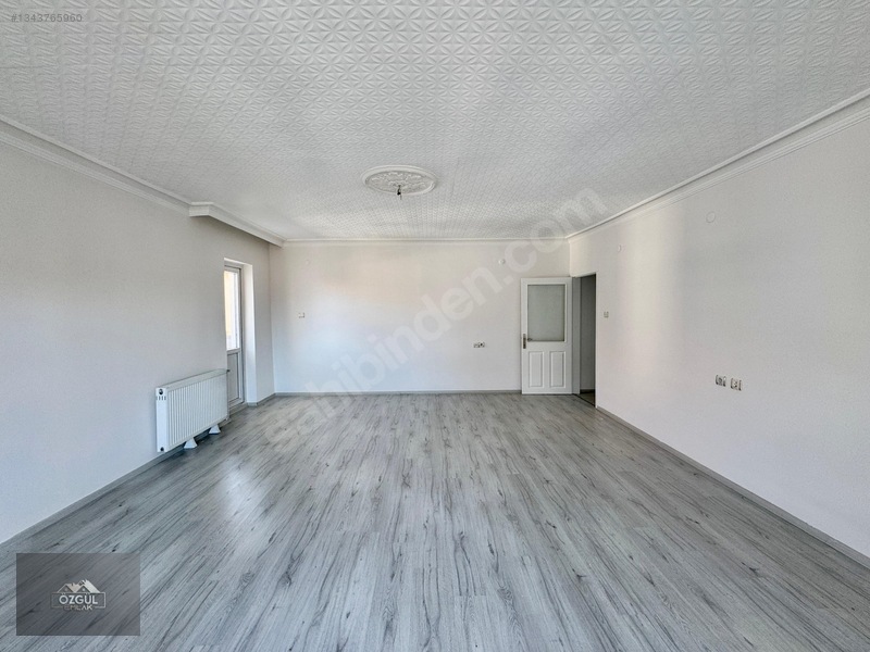 Özgül Emlak'tan Merkezde Ön Cephe Masrafsız Katta 3+1 Kiralık — fotoğraf 5