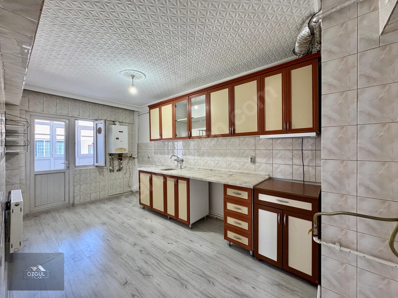 Özgül Emlak'tan Merkezde Ön Cephe Masrafsız Katta 3+1 Kiralık — fotoğraf 9