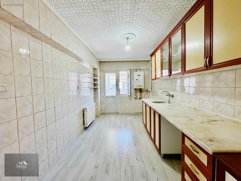 Özgül Emlak'tan Merkezde Ön Cephe Masrafsız Katta 3+1 Kiralık — fotoğraf 11