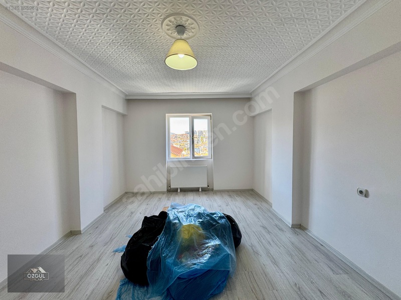 Özgül Emlak'tan Merkezde Ön Cephe Masrafsız Katta 3+1 Kiralık — fotoğraf 17