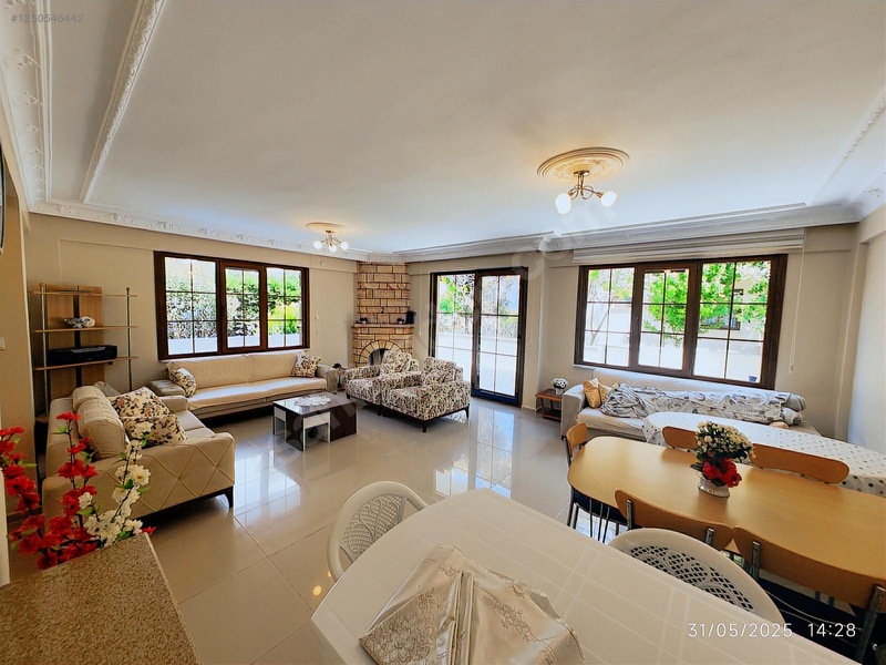 Geniş, Tam Müstakil, Denize Sıfır Sitede, 4+1 Satılık Villa