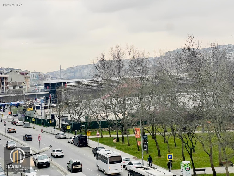 Cadde Üzerinde Metro Yanı Başında,Geniş 3+1 Daire