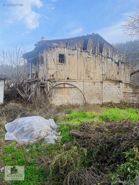 Karıt Köyü'nde Satılık Eski Ev Ve Arsası