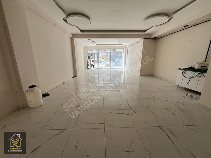 Vargün'den 23 Nisan Parkı Mevki Kiralık 90 M^2 Kolonsuz Dükkan