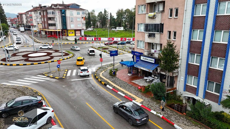 Rota'dan Özel İdare Kavşağında -tabela Değeri Yüksek İş Yeri — fotoğraf 7