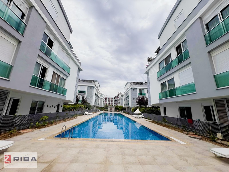 Altınova'da Havuzlu Kapalı Otoparklı Sitede Kiralık 3+1 Daire
