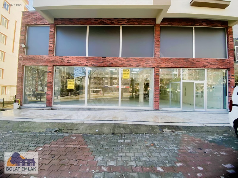 Yukarı Akdo Ana Cadde Üzeri 16M Cepheli, 3 Katlı, 585M² Dükkan