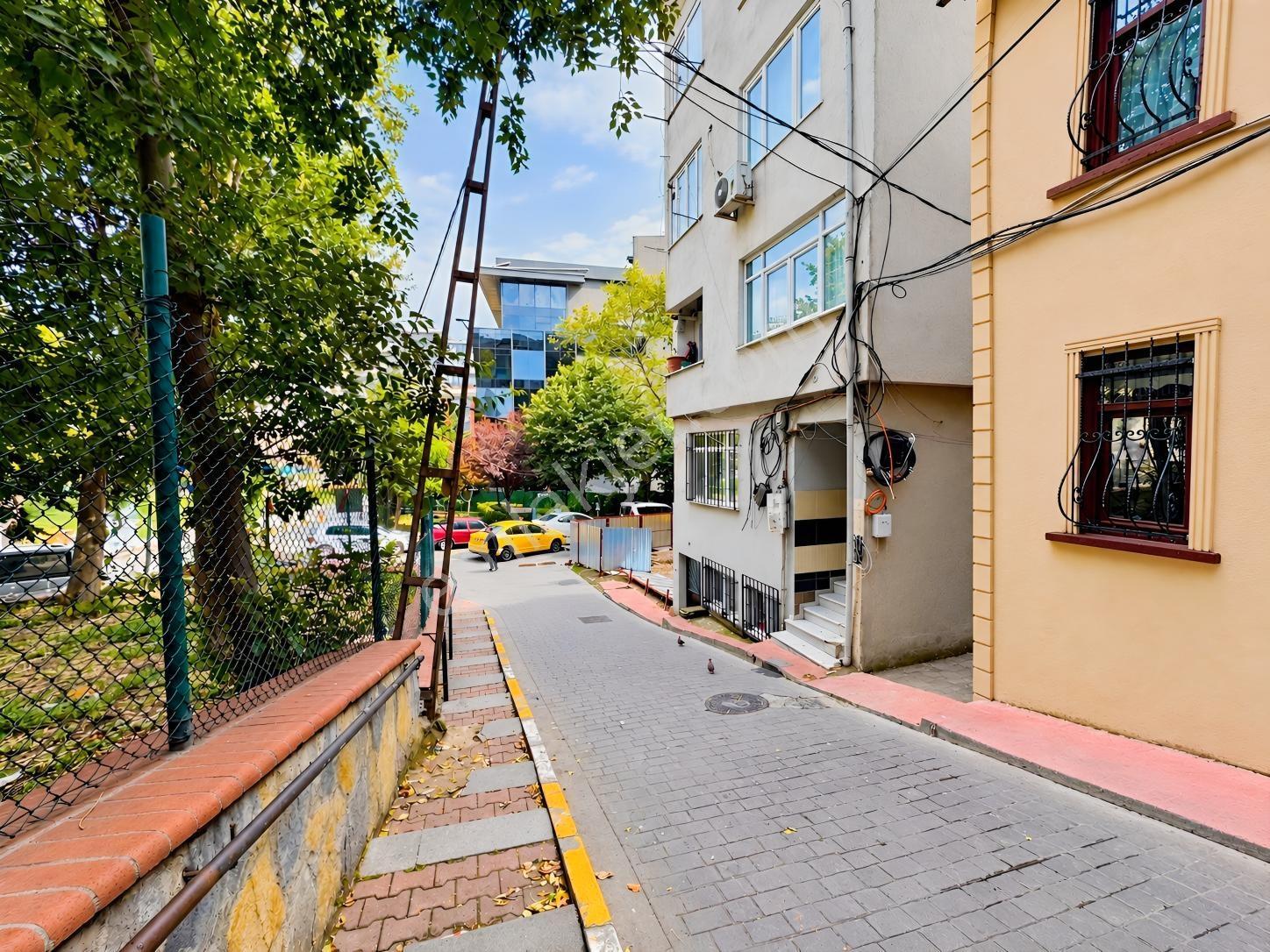 Beyoğlu Piyalepaşa Meydan'da 70m2 Arsa Üzerinde Bahçeli Ev — fotoğraf 2