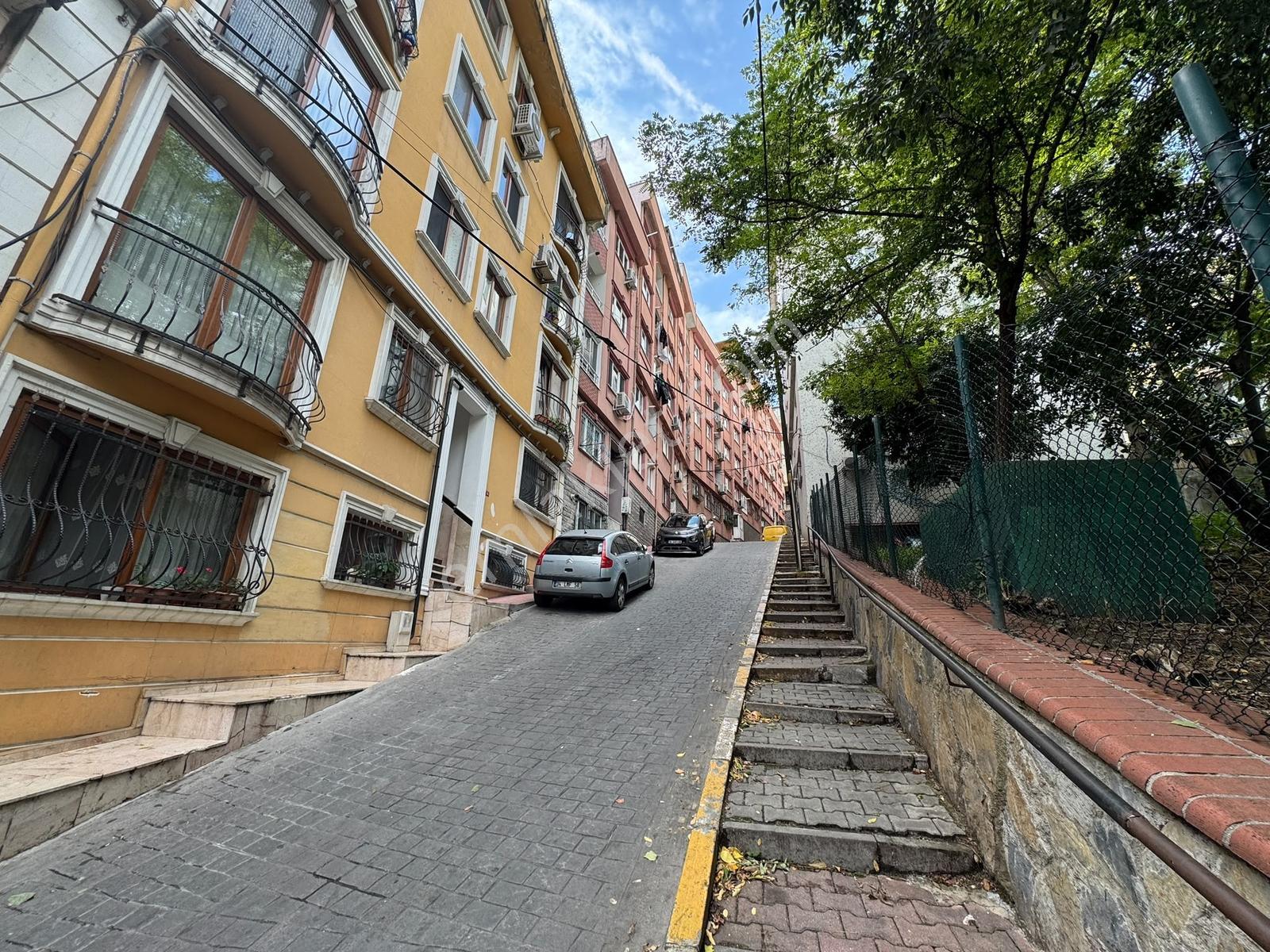 Beyoğlu Piyalepaşa Meydan'da 70m2 Arsa Üzerinde Bahçeli Ev — fotoğraf 3