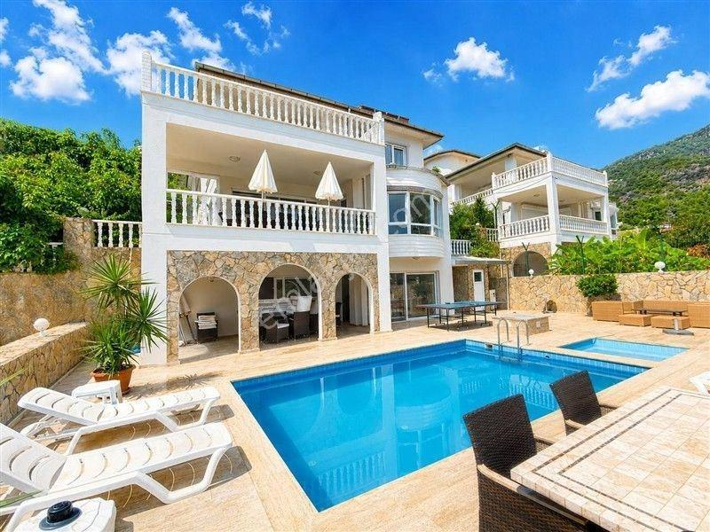 Alanya Tepe’de Muhteşem Şehir Ve Deniz Manzaralı Özel Havuzlu 4+2 Villa