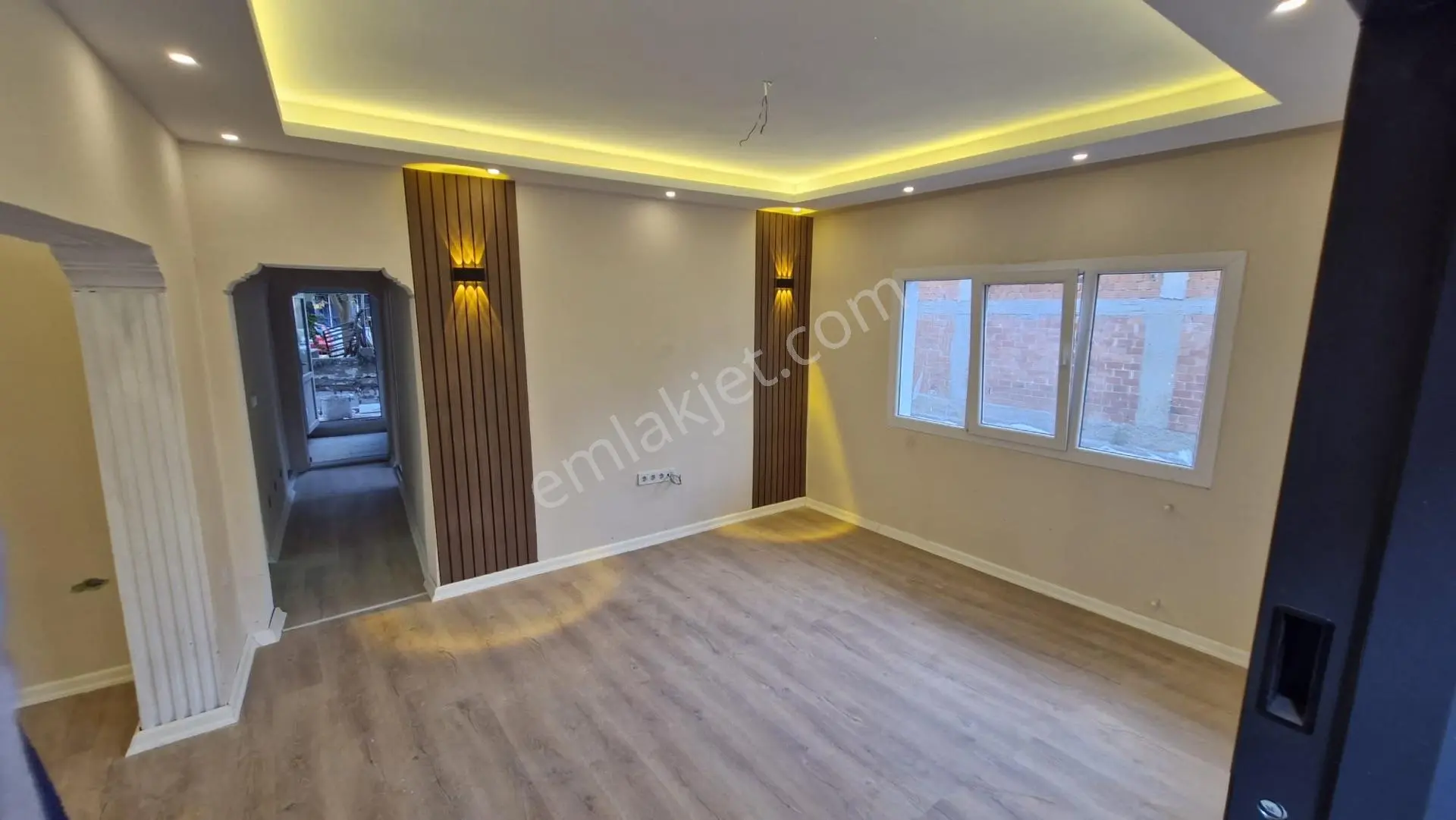 Karabağlar'da Modern Tadilatlı 2+1 Giriş Kat Daire