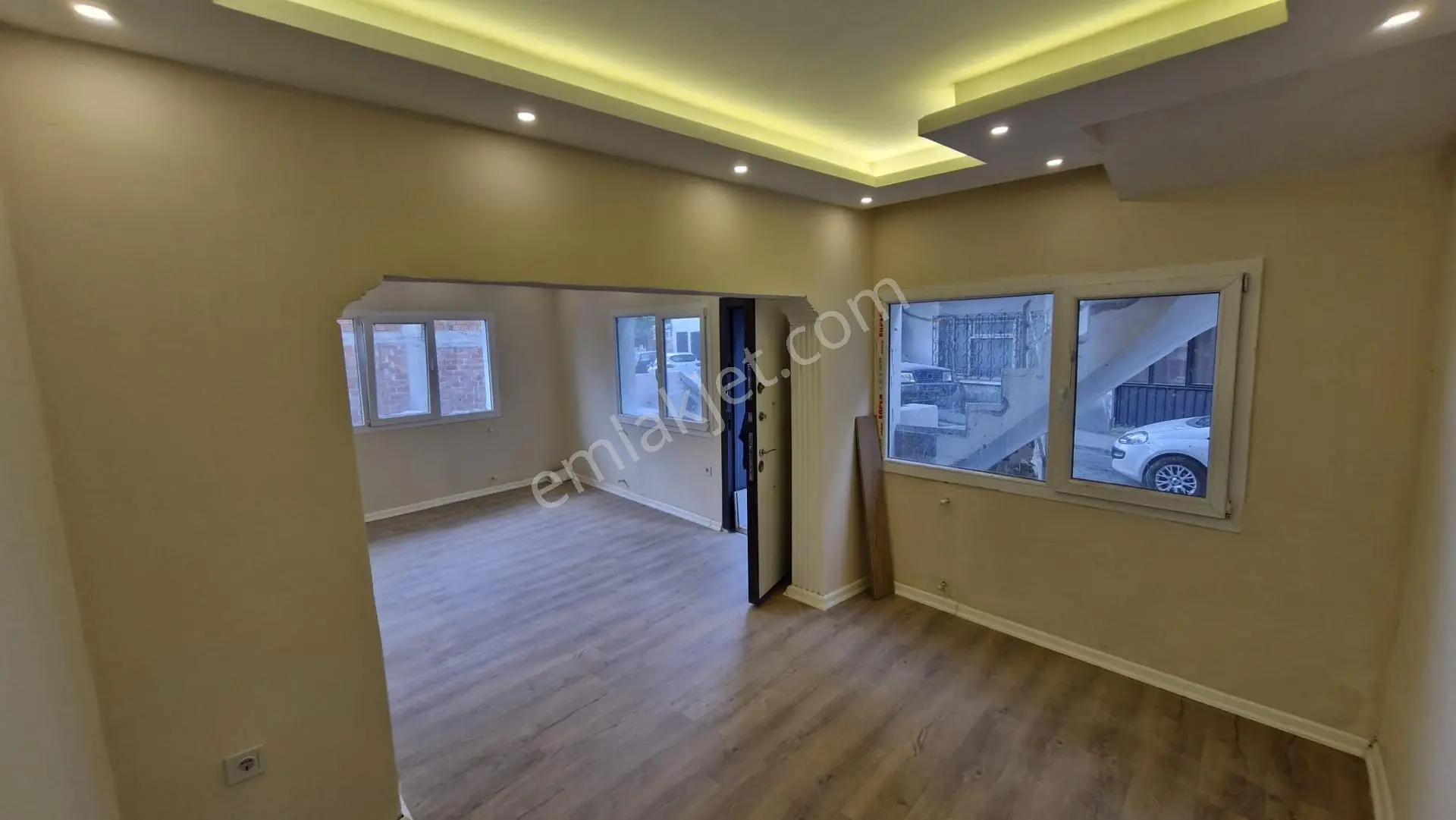 Karabağlar'da Modern Tadilatlı 2+1 Giriş Kat Daire — fotoğraf 2