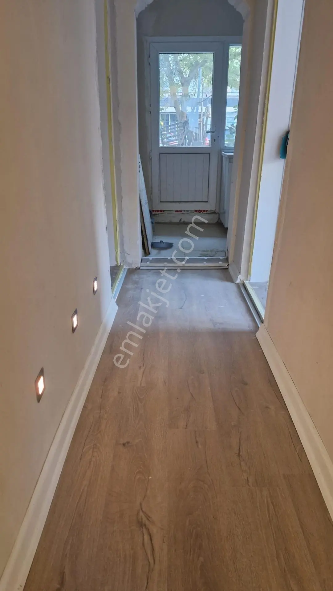 Karabağlar'da Modern Tadilatlı 2+1 Giriş Kat Daire — fotoğraf 4