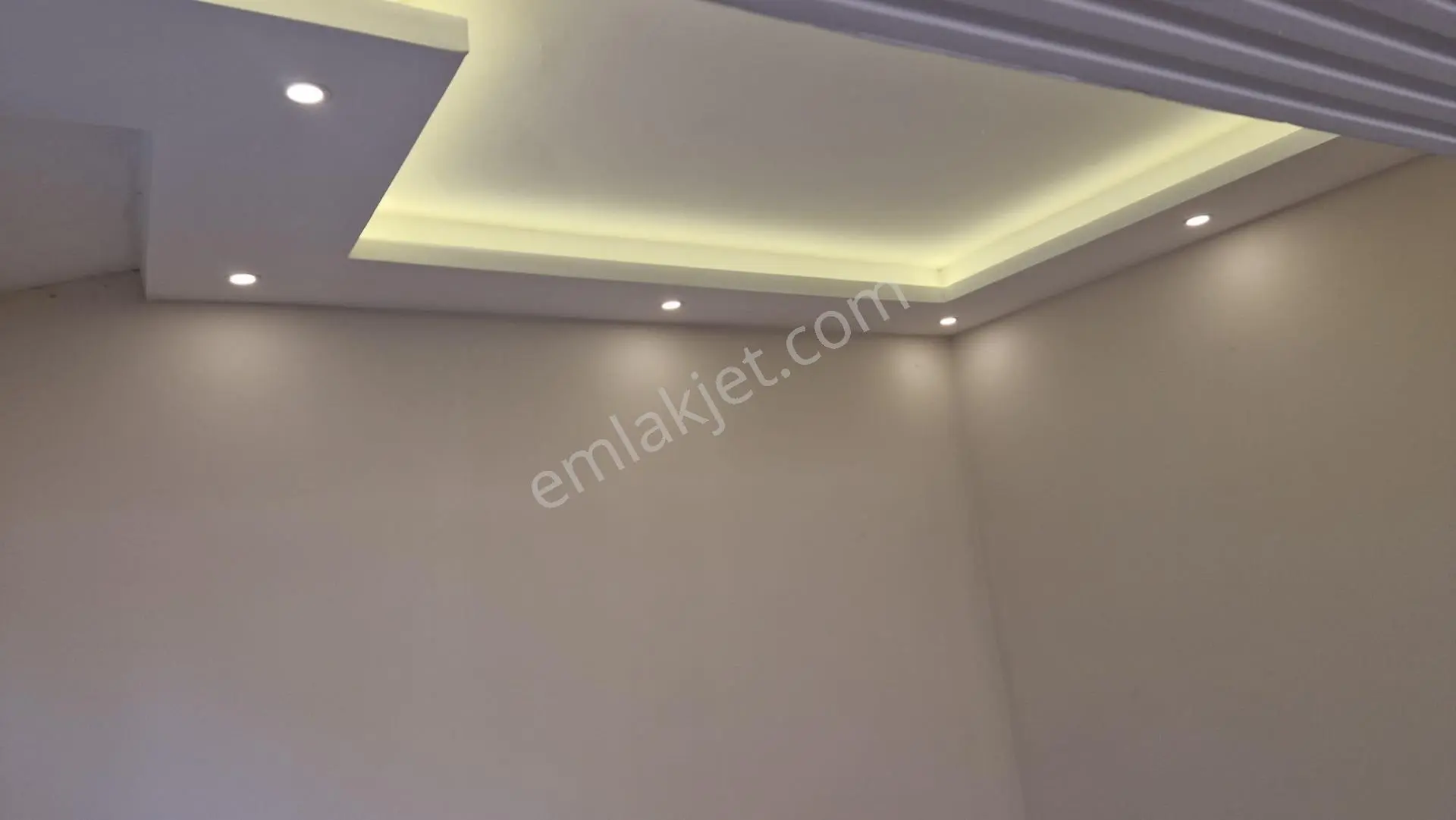 Karabağlar'da Modern Tadilatlı 2+1 Giriş Kat Daire — fotoğraf 9