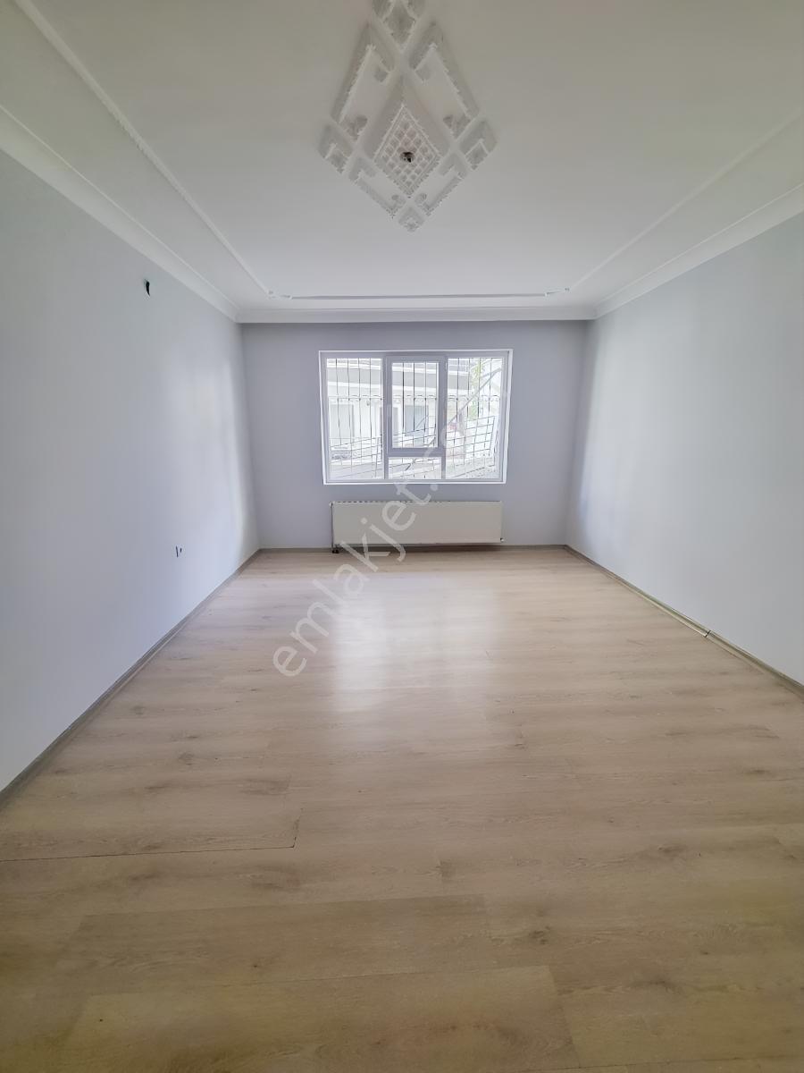 Alemdağ Da 1.kotta Altı Daire.kat Konumunda 3+1 Masrafsız Daire