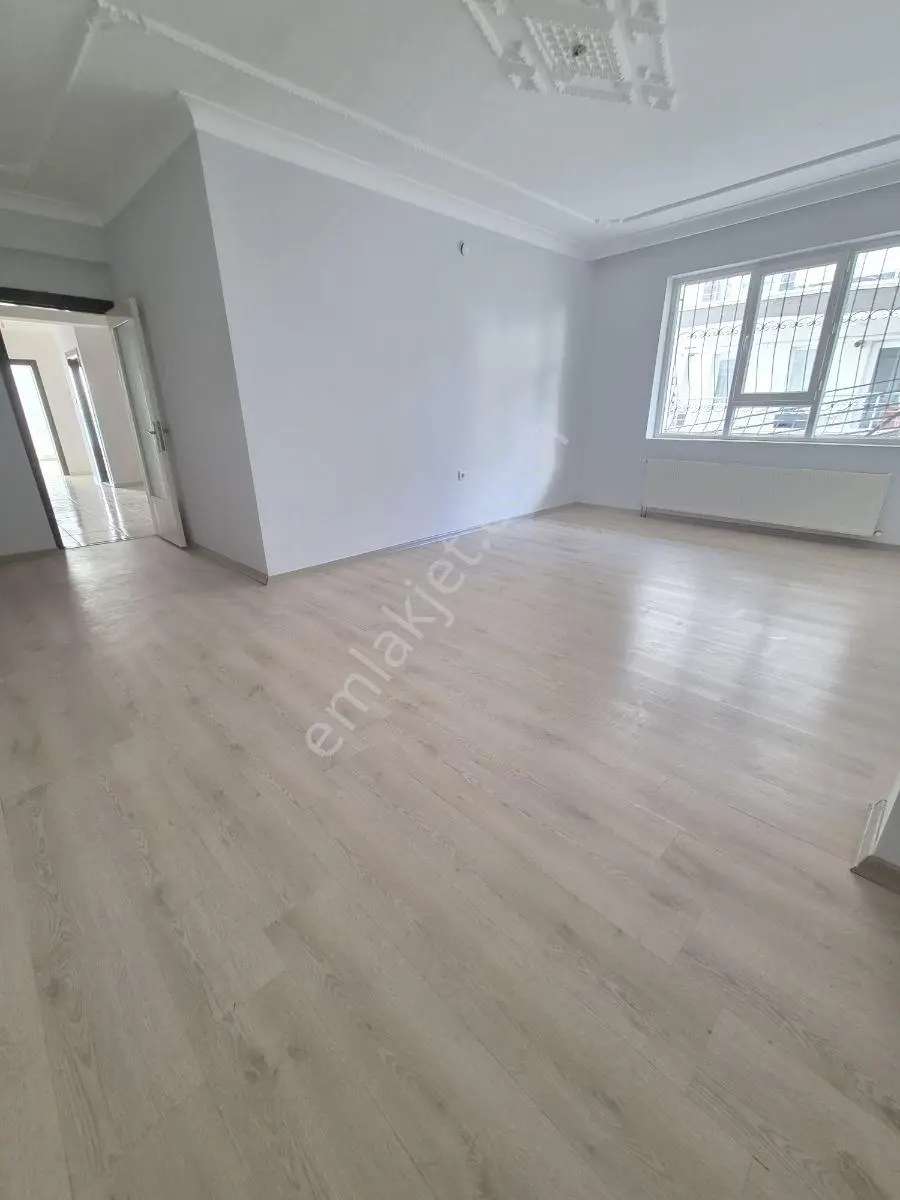 Alemdağ Da 1.kotta Altı Daire.kat Konumunda 3+1 Masrafsız Daire — fotoğraf 2