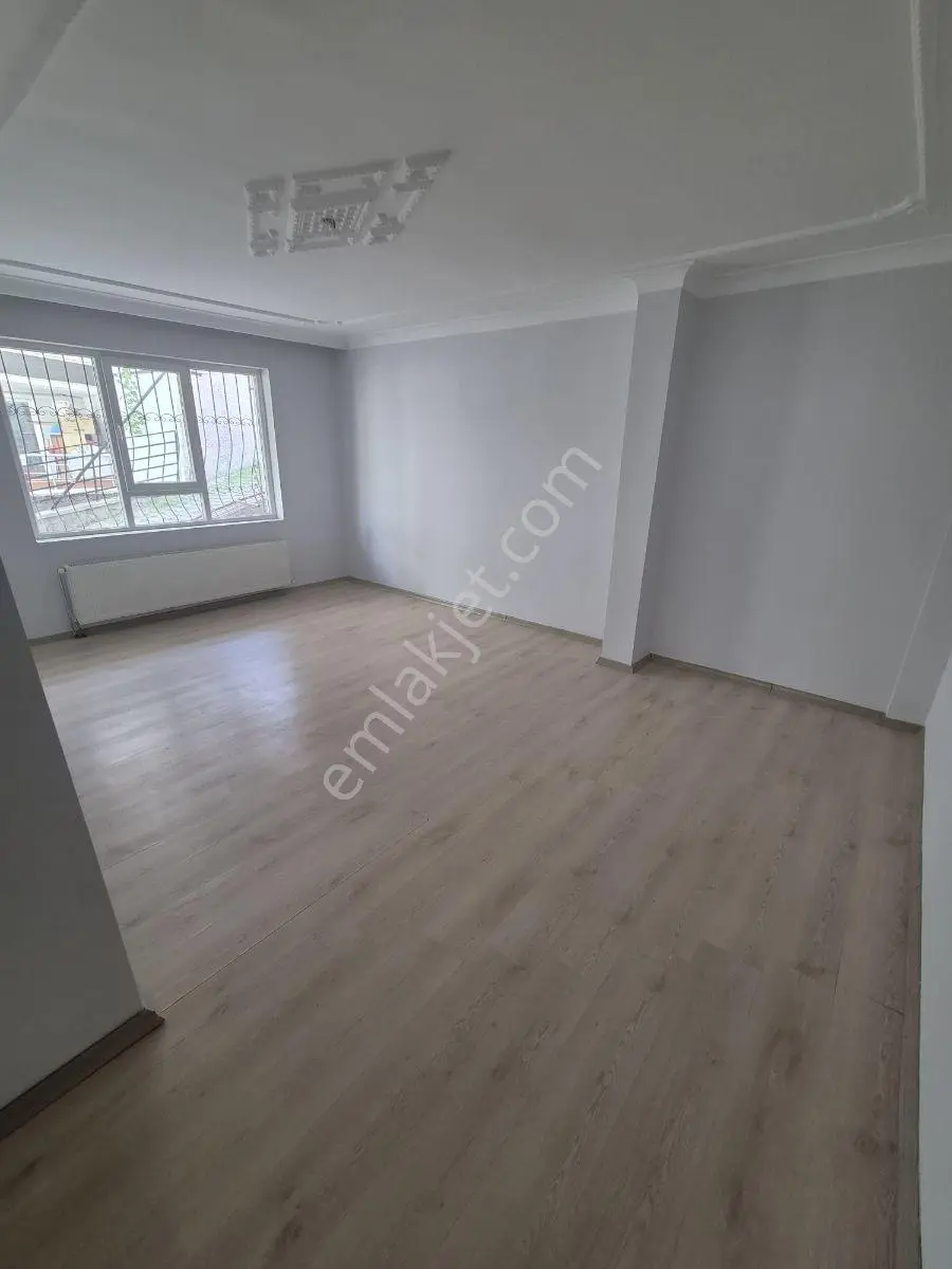 Alemdağ Da 1.kotta Altı Daire.kat Konumunda 3+1 Masrafsız Daire — fotoğraf 3