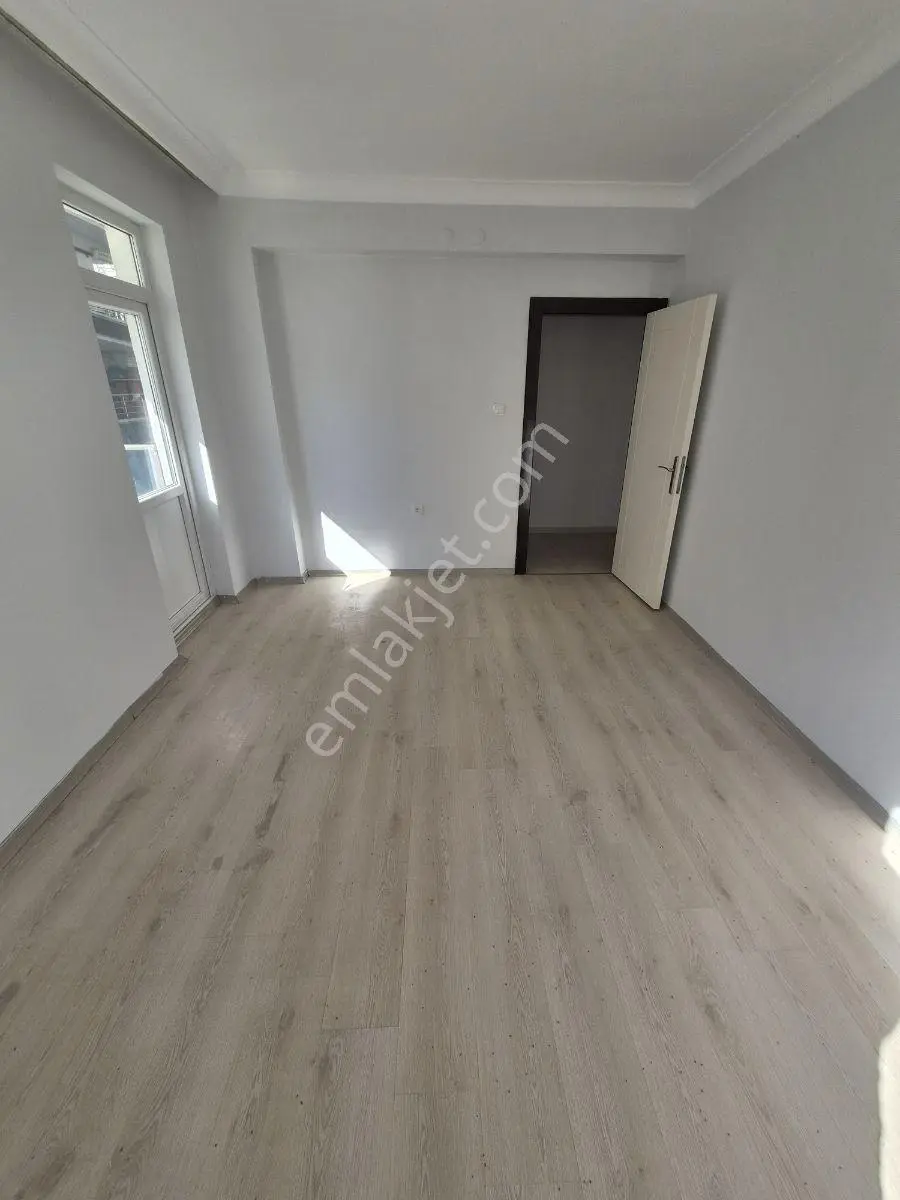 Alemdağ Da 1.kotta Altı Daire.kat Konumunda 3+1 Masrafsız Daire — fotoğraf 4